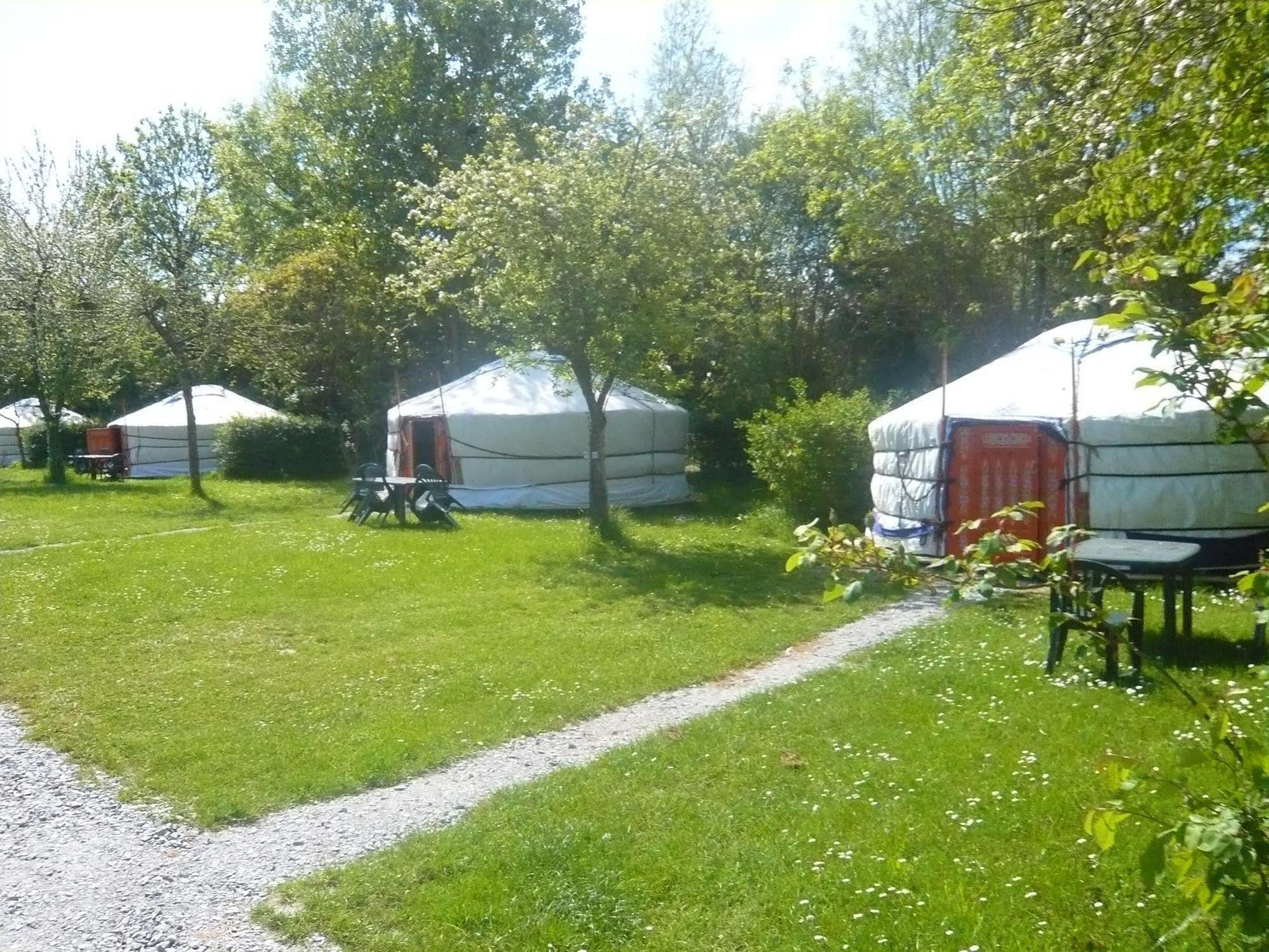 Le Village Insolite Yourte Et Roulotte